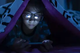 为什么手机看久了会伤眼？这3点是原因，想要护眼手机应该这么挑图片
