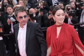 巩俐携外籍老公亮相戛纳！十指紧扣甜秀恩爱，染红发生图皱纹明显图片