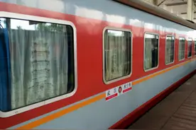乘务员提醒：乘坐火车卧铺时，睡觉最好不要头朝着窗，不然会吃亏图片
