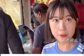 韩国女生独自游印度，被印度男人搂肩合照，被误认为中国人很不爽图片