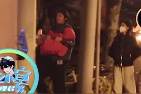 万茜一家三口近况曝光！与丈夫当街拥抱秀恩爱，小女儿乖巧可爱图片