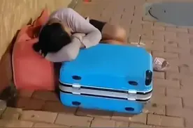 男子打工5年，半路给流浪女10万图片