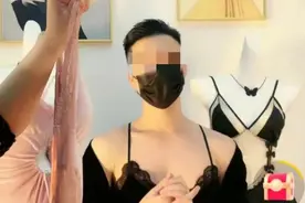 男主播穿女性蕾丝内衣带货，撒娇卖萌被追着喊“老婆”！图片