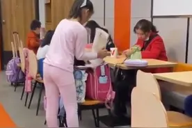 海南一女孩外穿秋衣秋裤上学，妈妈接她时哭笑不得：忘看天气预报图片