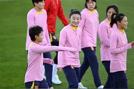 中国女足最后一次公开训练课：笑容多了 信心满了图片