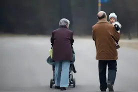 人老了，帮忙带孙子、外孙时，要立下这几条规矩图片