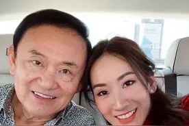 他信之女萍通塔向泰星Chompoo千金送诞生贺礼图片