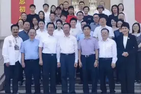 杨幂广电会议穿搭火了！合影站前排央视脸美到开挂，王一博也来了图片