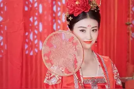 同样是头顶大花造型，刘诗诗温婉，韩雪“辣眼睛”，赵丽颖俗气图片