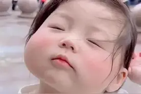 幼儿园表演睡着的小萌娃：待遇比我们强多了图片