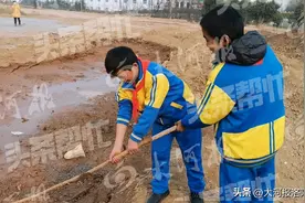 点赞！洛阳俩小学生见义智为，耗时10余分钟救出深陷泥坑的男孩图片