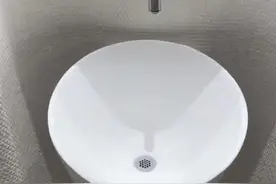男子上厕所尿错地方，洗手盆和尿盆如此设计，你能分得清吗？图片