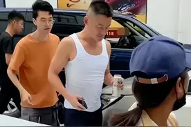 55岁景岗山剧组拍戏酒不离手，曾醉酒失态，一丝不挂在走廊上小便图片
