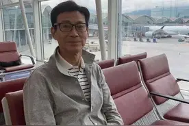 76岁郑少秋带三婚娇妻买豪车，妻子穿搭时尚好年轻，小女儿很漂亮图片