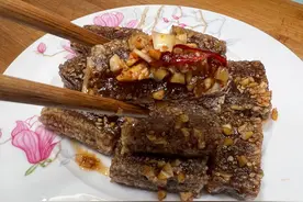 皮渣的新吃法来啦，煎一煎，再淋上凉拌汁，蒜香浓郁，好吃好做图片