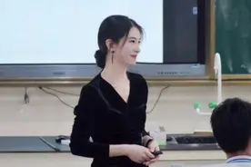 河南一老教师穿搭精致，优雅气质年轻人很难模仿，学生也虚心请教图片
