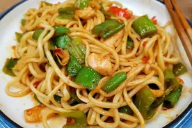 家常炒面，切忌过凉水，牢记2个妙招，爽滑劲道，不坨不黏不粘锅图片