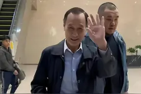 79岁陈惠敏拄拐杖艰难出行，保镖全程护驾，晚年患癌又中风图片