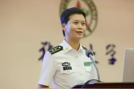 中山大学女博士韦慧晓，放弃年薪百万的职位，成为海军首位女舰长图片