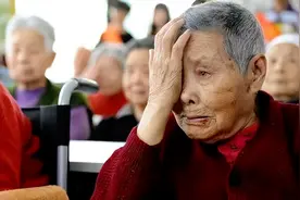 78岁母亲离世，村里人一个不来，男子挨个上门跪请：都怪我不懂事图片