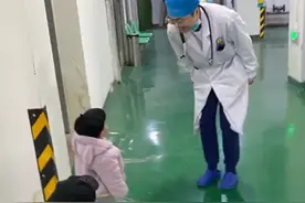 重庆一龙凤胎兄妹第一次知道爸爸是医生，见穿白大褂爸爸反应绝了图片
