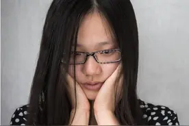 22岁刚上大学就感到很自卑，不是学生不努力，而是现实很无奈图片