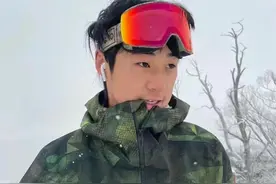 创中国自由式滑雪大跳台及坡面障碍技巧新历史 何金博完成倒滑空翻两周转体1800动作图片