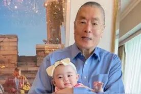 该抱孙子的年纪当了爹，11位明星老来得子，白发苍苍还要赚奶粉钱图片