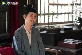 同样演“吃瓜子”，把杨紫和李沁放在一起对比，差异一目了然图片
