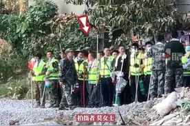 重庆山火救援，这个同框让人泪目图片