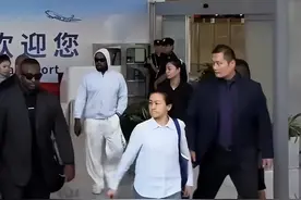 侃爷翻栏杆惹争议！比安卡穿搭太火辣？中药能拯救吗图片