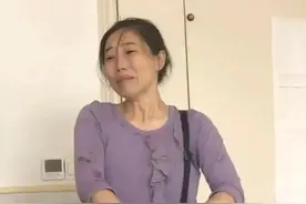 77岁偏心母亲霸占小女儿房给二女儿，却想小女儿养老，小女儿：滚图片