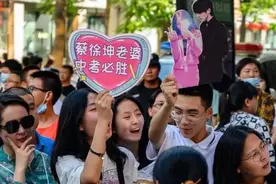 当明星被纳入试卷后，学生为追星甘愿“降智”，送分题都不要了图片