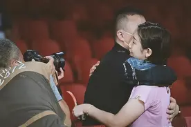马琳紧搂陈梦，亲昵动作引轰动！网友：国乒女队为啥没女教练？图片