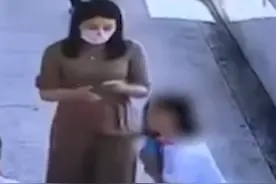 教育局回应女孩手无意碰到老师被踢拽：当事老师已被辞退，后续具体处理结果会出官方公告图片