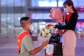兵哥哥退伍当天向女友求婚 网友们直呼“甜炸了！”图片