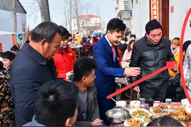 辽宁一人衣衫陈旧，参加婚礼时遭嘲，1h后其举动震撼全场，咋回事图片