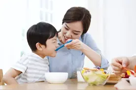33岁“巨婴”仍穿纸尿裤，吃饭靠喂睡觉靠哄，智商正常却拒绝长大图片