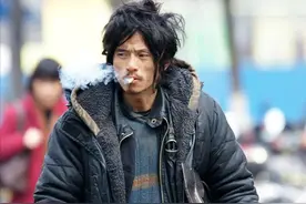 当年爆红网络的乞丐“犀利哥”，后来过得怎样？弟弟为他盖一栋楼图片