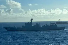 台海发生军事对峙，长春舰高雄外海巡航，台军护卫舰近距离监视图片