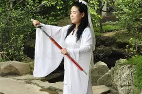 少年在竹林中舞剑图片