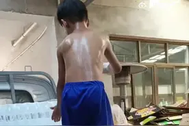 小男孩心疼父母主动帮忙卸货图片