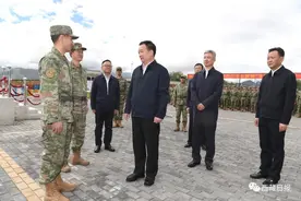 王君正八一前夕看望慰问驻藏部队官兵图片