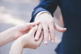 她白天摆摊，晚上做代驾，为爱奋不顾身，这样的女孩怎可让她输？图片
