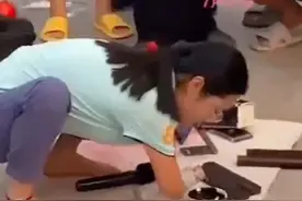无臂女孩用脚写书法 行云流水令人赞叹图片