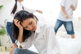 我60岁生病了，儿媳晚上伺候我，女儿生气了，直接给了儿媳50万图片