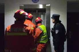 新疆一男子被困电梯，消防员4分钟极速救出图片
