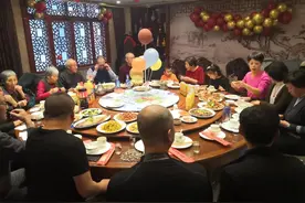青岛小哥参加满月宴，豪横随礼2000元，看到酒菜却尴尬得抬不起头图片