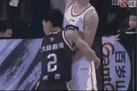 广东防守动作大？徐杰狗皮膏药贴周鹏，后者戴上痛苦面具看裁判！图片