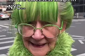 全世界最爱绿色的老奶奶伊丽莎白是时尚位艺术家，今年80多岁了，却仍然像少女一样，最喜欢的事情是开怀大笑。一起来看看她的建议和日常吧～#绿色 #国外老奶奶 #艺术家 #治愈视频封面